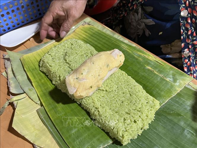 Công đoạn gói bánh tét. Ảnh: Đức Hạnh - TTXVN 
