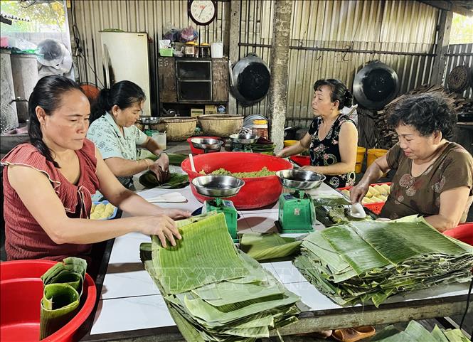 Gói bánh Tét tại cơ sở bánh tét Cô Bé (tỉnh Tây Ninh). Ảnh: Đức Hạnh - TTXVN 