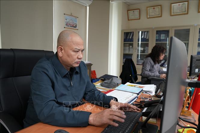 Anh Nguyễn Duy Khánh đang làm việc tại công ty. Ảnh: Minh Huệ - TTXVN
