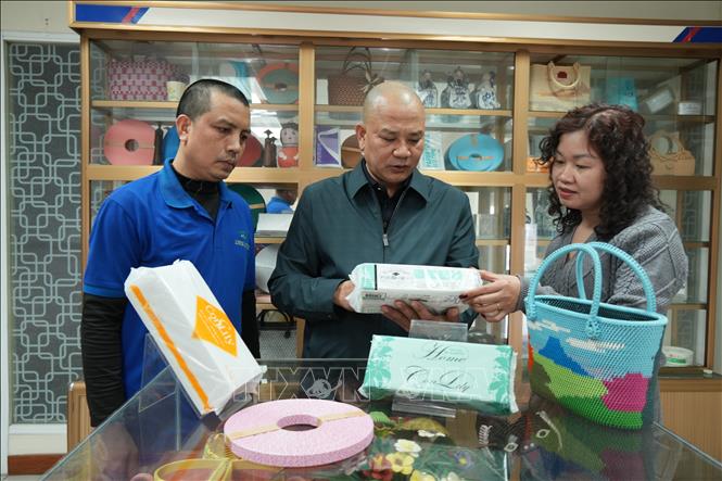 Anh Nguyễn Duy Khánh và đồng nghiệp đang kiểm tra chất lượng sản phẩm. Ảnh: Minh Huệ - TTXVN