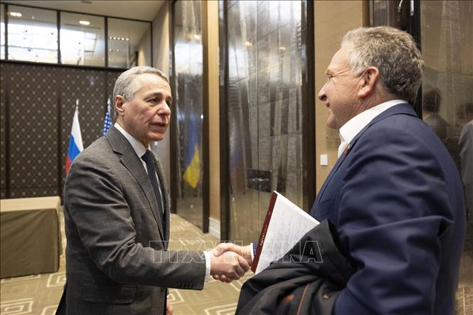 Ngoại trưởng Thụy Sĩ Ignazio Cassis (bên trái) và Đại diện phái đoàn Mỹ tham dự cuộc hòa đàm ba bên - ông Steve Witkoff. Ảnh: TTXVN phát 