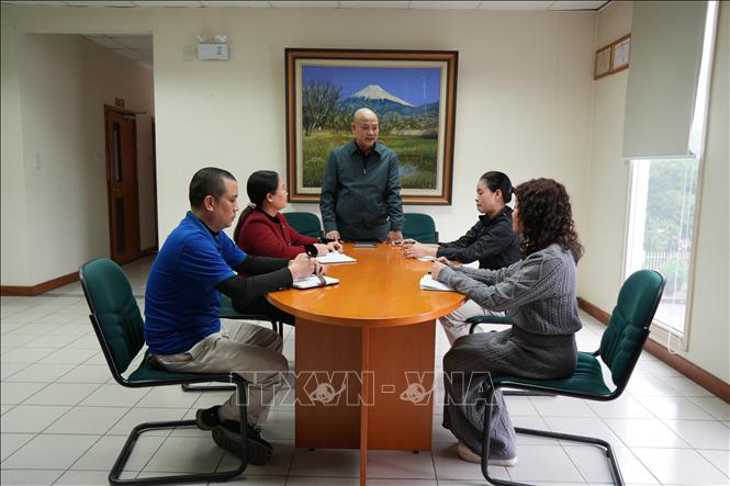 Buổi họp Chi bộ tại Công ty Công ty TNHH Giấy Konya Việt Nam. Ảnh: Minh Huệ - TTXVN