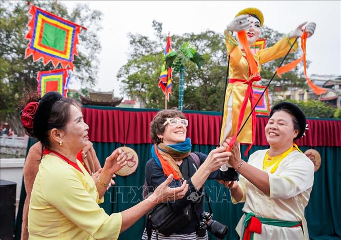 Du khách trải nghiệm điều khiển trực tiếp các con rối. Ảnh: Khánh Hoà - TTXVN