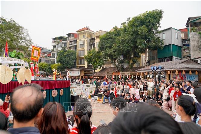 Chương trình thu hút sự quan tâm của đông đảo người dân và du khách. Ảnh: Khánh Hoà - TTXVN