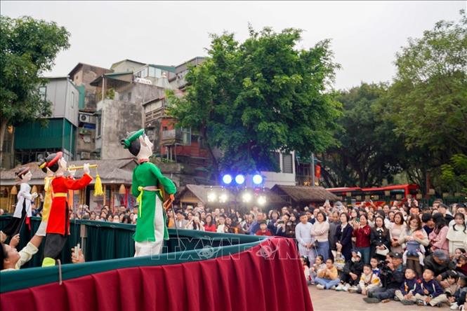 Chương trình thu hút sự quan tâm của đông đảo người dân và du khách. Ảnh: Khánh Hoà - TTXVN