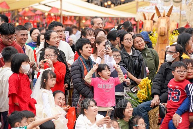 Chương trình thu hút sự quan tâm của đông đảo người dân và du khách. Ảnh: Khánh Hoà - TTXVN