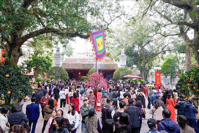 Người dân đi lễ Đền Quán Thánh (trấn Bắc) ngày mùng 2 Tết Bính Ngọ. Ảnh: Khánh Hoà - TTXVN