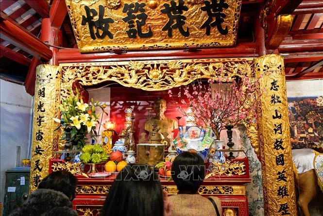 Người dân đi lễ đền Kim Liên (trấn Nam) ngày mùng 2 Tết Bính Ngọ. Ảnh: Khánh Hoà - TTXVN