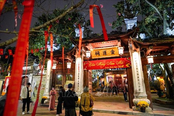 Người dân đi lễ đền Kim Liên (trấn Nam) ngày mùng 2 Tết Bính Ngọ. Ảnh: Khánh Hoà - TTXVN