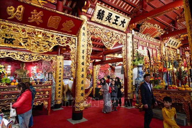 Người dân đi lễ đền Kim Liên (trấn Nam) ngày mùng 2 Tết Bính Ngọ. Ảnh: Khánh Hoà - TTXVN