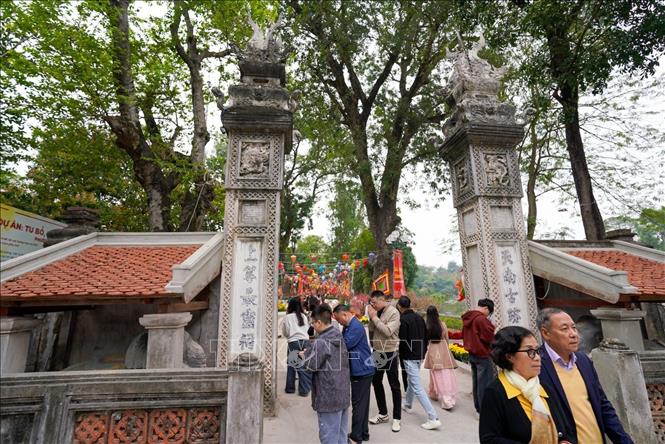 Người dân đi lễ đền Voi Phục (trấn Tây) ngày mùng 2 Tết Bính Ngọ. Ảnh: Khánh Hoà - TTXVN