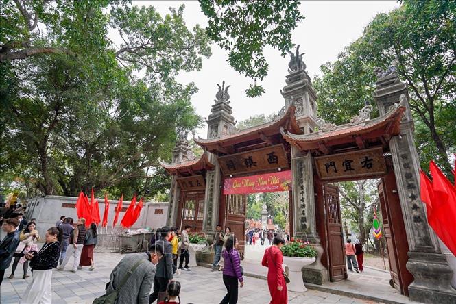 Người dân đi lễ đền Voi Phục (trấn Tây) ngày mùng 2 Tết Bính Ngọ. Ảnh: Khánh Hoà - TTXVN