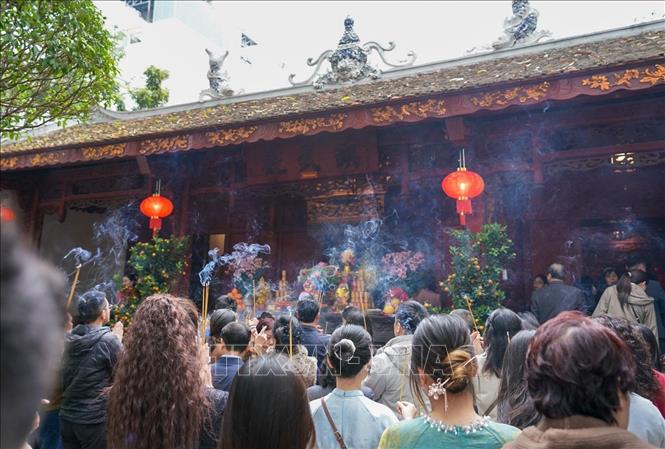 Người dân đi lễ đền Quán Thánh (trấn Bắc) ngày mùng 2 Tết Bính Ngọ. Ảnh: Khánh Hoà - TTXVN