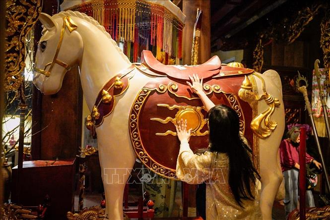 Người dân đi lễ đền Bạch Mã (trấn Đông) ngày mùng 2 Tết Bính Ngọ. Ảnh: Khánh Hoà - TTXVN