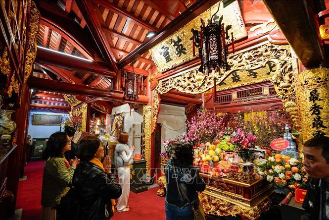 Người dân đi lễ đền Kim Liên (trấn Nam) ngày mùng 2 Tết Bính Ngọ. Ảnh: Khánh Hoà - TTXVN