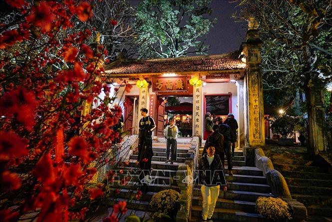 Người dân đi lễ đền Kim Liên (trấn Nam) ngày mùng 2 Tết Bính Ngọ. Ảnh: Khánh Hoà - TTXVN