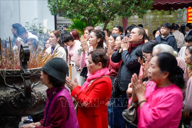 Người dân đi lễ đền Quán Thánh (trấn Bắc) ngày mùng 2 Tết Bính Ngọ. Ảnh: Khánh Hoà - TTXVN