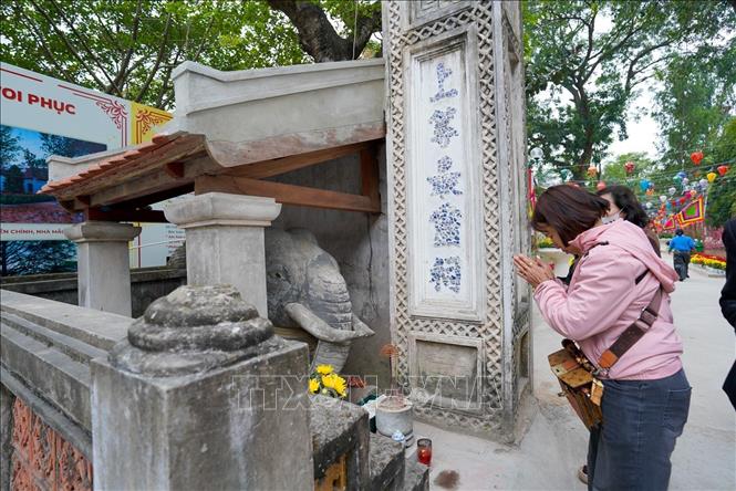 Người dân đi lễ đền Voi Phục (trấn Tây) ngày mùng 2 Tết Bính Ngọ. Ảnh: Khánh Hoà - TTXVN