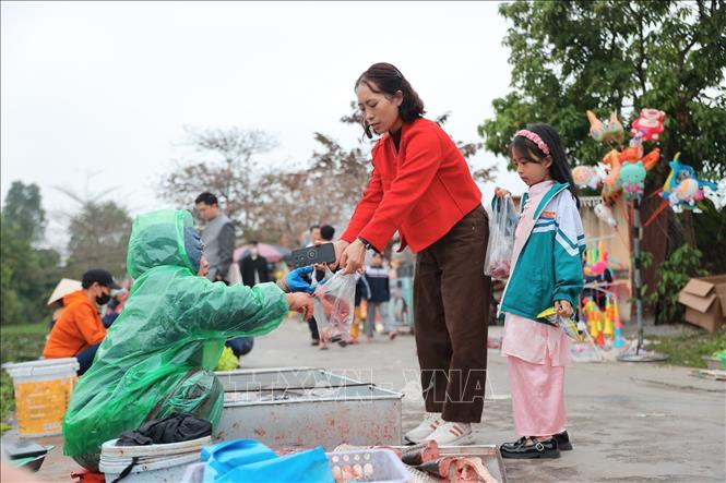 Người mua thong thả chọn hàng, người bán vui vẻ trao tay. Không tiếng cãi vã, không lời nặng nhẹ. Giá cả được giữ ở mức phải chăng, thuận mua vừa bán. Ảnh: Minh Quyết - TTXVN