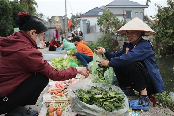 Mặt hàng chủ yếu là nông sản địa phương. Ảnh: Minh Quyết - TTXVN