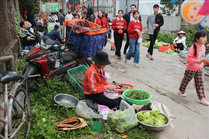 Người mua thong thả chọn hàng, người bán vui vẻ trao tay. Không tiếng cãi vã, không lời nặng nhẹ. Giá cả được giữ ở mức phải chăng, thuận mua vừa bán. Ảnh: Minh Quyết - TTXVN