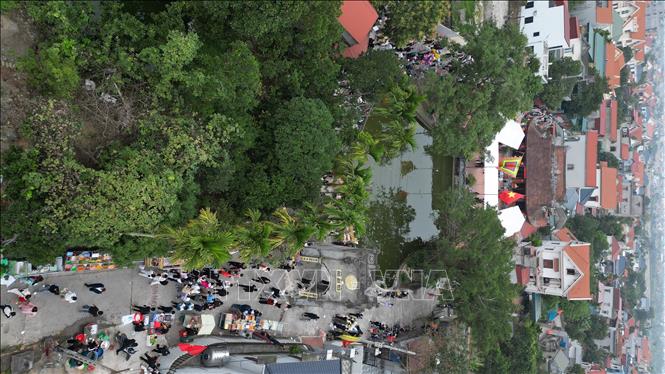 Đến hẹn lại lên, mùng 2 Tết, con đường dẫn vào khu vực Đình Cả ken đặc người. Hàng nghìn người dân xã Vĩnh Lại cùng các địa phương lân cận đổ về đi chợ Tết, du xuân, cầu phúc, cầu lộc. Ảnh: Minh Quyết - TTXVN