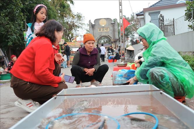 Theo quan niệm của người dân nơi đây, phiên chợ đầu năm suôn sẻ thì cả năm làm ăn thuận lợi, buôn bán hanh thông; lãi ít hay nhiều không quan trọng, bán hết hàng là may mắn. Ảnh: Minh Quyết - TTXVN