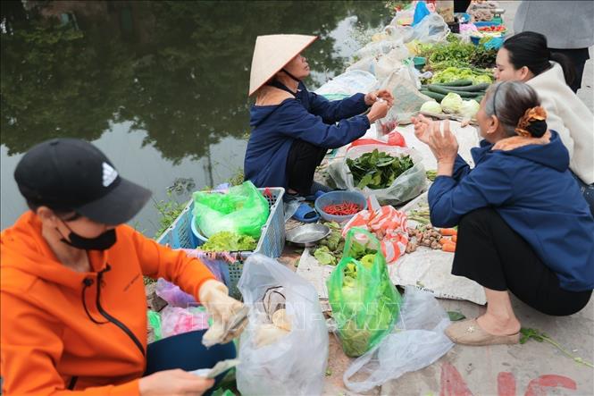 Chợ bán đủ các mặt hàng thiết yếu, từ thịt, cá, rau dưa, bún, hải sản đến những vật dụng nhỏ bé, quen thuộc của đời sống gia đình như cây kim, sợi chỉ. Trong đó, bún, rau sống, cau trầu, muối là những mặt hàng được tìm mua nhiều nhất, những thứ giản dị nhưng mang ý nghĩa cầu đủ đầy, mặn mà cho năm mới. Ảnh: Minh Quyết - TTXVN
