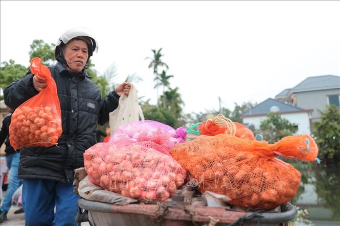 Mặt hàng chủ yếu là nông sản địa phương. Ảnh: Minh Quyết - TTXVN