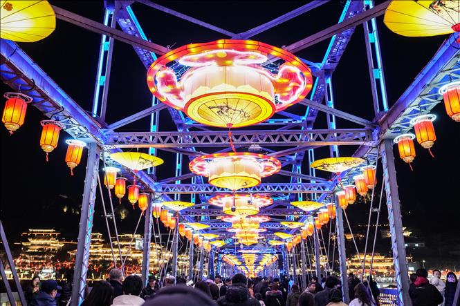 Đèn lồng được thắp sáng rực rỡ chào đón Năm mới Bính Ngọ tại tỉnh Cam Túc, Trung Quốc. Ảnh: THX/TTXVN