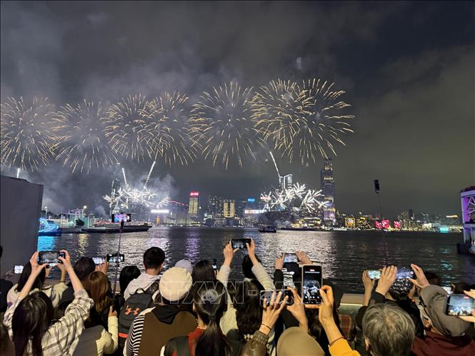 Người dân và du khách vô cùng háo hức với màn bắn pháo hoa đêm Mồng 2 Tết. Ảnh: Mạc Luyện - PV TTXVN tại Hong Kong 