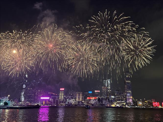Màn pháo hoa rực rỡ thắp sáng bầu trời khu vực vịnh Victoria, trong không khí hân hoan chào đón Năm mới 2026. Ảnh: Mạc Luyện - PV TTXVN tại Hong Kong 