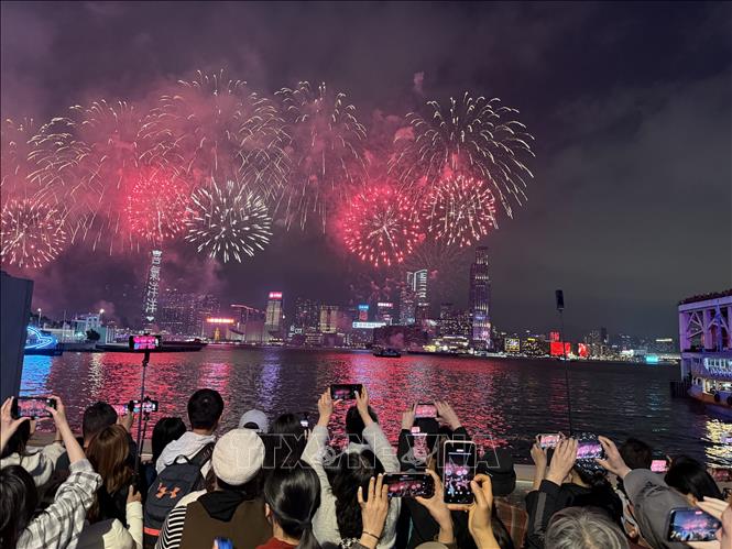Rất đông người dân tập trung ở vịnh Victoria theo dõi màn pháo hoa chào đón Năm mới 2026. Ảnh: Mạc Luyện - PV TTXVN tại Hong Kong 