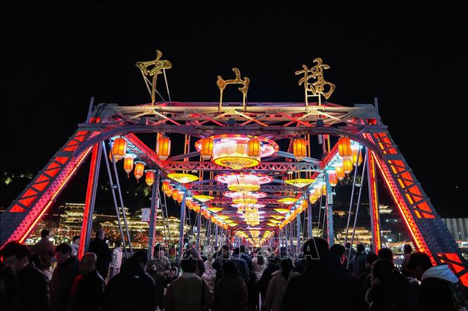 Đèn lồng được thắp sáng rực rỡ chào đón Năm mới Bính Ngọ tại tỉnh Cam Túc, Trung Quốc. Ảnh: THX/TTXVN