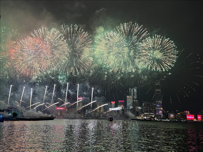 Pháo hoa rực rỡ tại vịnh Victoria. Ảnh: Mạc Luyện - PV TTXVN tại Hong Kong 