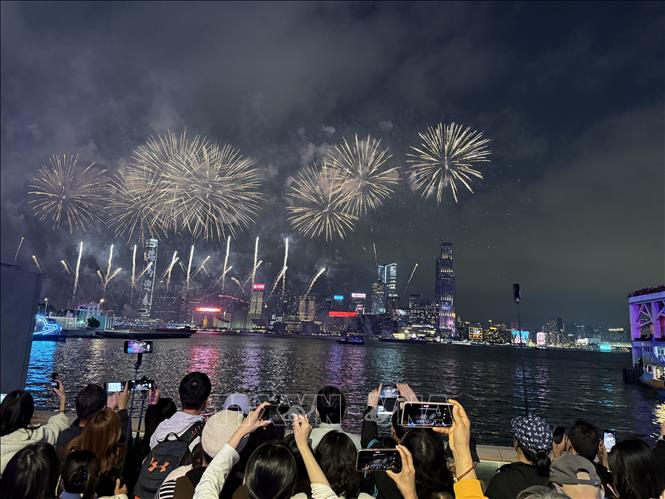 Rất đông người dân tập trung ở vịnh Victoria theo dõi màn pháo hoa chào đón Năm mới 2026. Ảnh: Mạc Luyện - PV TTXVN tại Hong Kong 
