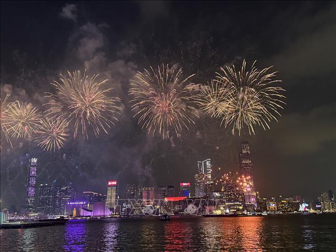 Pháo hoa thắp sáng bầu trời Hong Kong chào đón Xuân mới. Ảnh: Mạc Luyện - PV TTXVN tại Hong Kong 