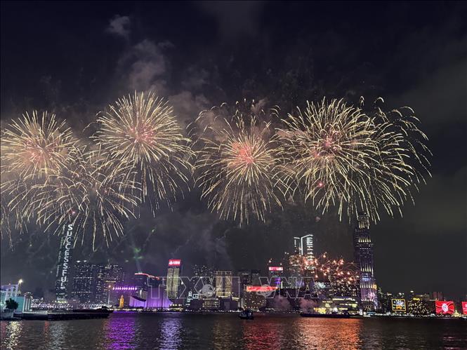 Hong Kong chào đón Xuân Bính Ngọ với màn trình diễn pháo hoa đặc sắc. Ảnh: Mạc Luyện - PV TTXVN tại Hong Kong 