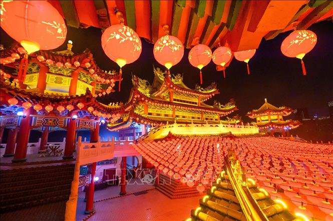 Đèn lồng được thắp sáng rực rỡ chào đón Năm mới Bính Ngọ tại Kuala Lumpur, Malaysia. Ảnh: THX/TTXVN