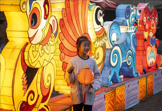 Đèn lồng được thắp sáng rực rỡ chào đón Năm mới Bính Ngọ tại Lalitpur, Nepal. Ảnh: THX/TTXVN