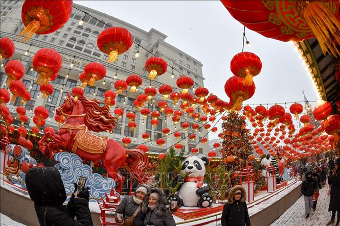 Đường phố được trang hoàng chào đón Năm mới Bính Ngọ tại Moskva, Nga. Ảnh: THX/TTXVN