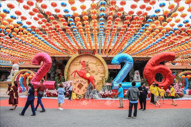 Đường phố được trang hoàng chào đón Năm mới Bính Ngọ tại Medan, Bắc Sumatra, Indonesia. Ảnh: THX/TTXVN