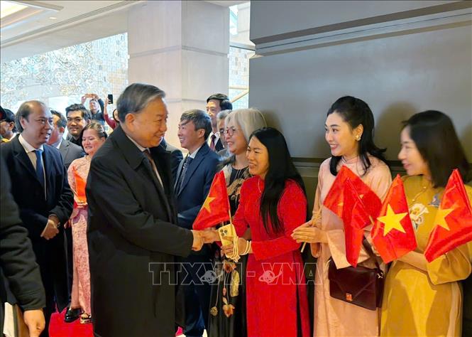 Cán bộ, nhân viên Đại sứ quán và các cơ quan đại diện của Việt Nam đón Tổng Bí thư Tô Lâm. Ảnh: Ngọc Quang - TTXVN