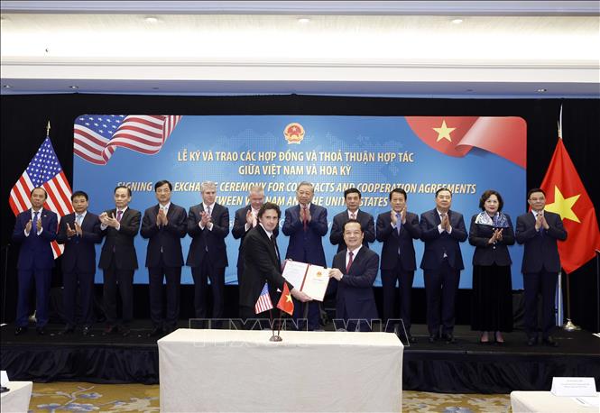 Tổng Bí thư Tô Lâm chứng kiến lễ trao giấy phép giữa Bộ Khoa học và Công nghệ và Công ty Starlink trao giấy phép cung cấp dịch vụ viễn thông có hạ tầng mạng (loại mạng viễn thông cố định vệ tinh) cho Công ty TNHH Starlink Services Việt Nam; giấy phép cung cấp dịch vụ viễn thông có hạ tầng mạng (loại mạng viễn thông di động vệ tinh) cho Công ty TNHH Starlink Services Việt Nam. Ảnh: Thống Nhất – TTXVN