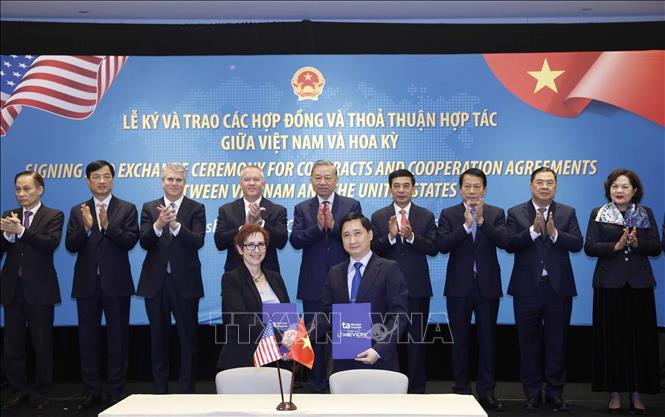 Tổng Bí thư Tô Lâm chứng kiến lễ trao Hợp đồng mua hệ thống xạ trị ung thư proton Mevion S250-FIT giữa Bệnh viện đa khoa Tâm Anh và Công ty  Mevion Medical Systems. Ảnh: Thống Nhất – TTXVN