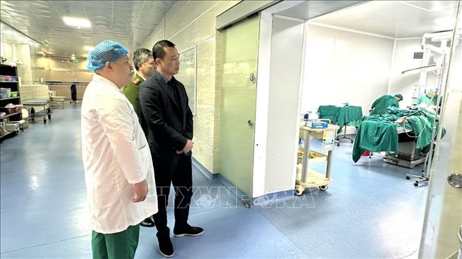 Thiếu tướng Tô Anh Dũng, Giám đốc Công an tỉnh Thanh Hóa cùng đại diện cấp ủy, chính quyền địa phương đến thăm hỏi, động viên các nạn nhân đang được cấp cứu, điều trị tại Bệnh viện Đa khoa quốc tế Hợp Lực. Ảnh: TTXVN phát 