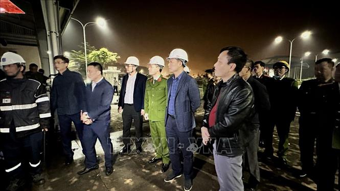 Thiếu tướng Tô Anh Dũng, Giám đốc Công an tỉnh Thanh Hóa chỉ đạo các đơn vị nghiệp vụ khẩn trương xác minh nguyên nhân, động cơ gây án; đồng thời triển khai ngay các biện pháp nắm tình hình, kịp thời trấn an dư luận, không để phát sinh phức tạp về an ninh, trật tự. Ảnh: TTXVN phát 