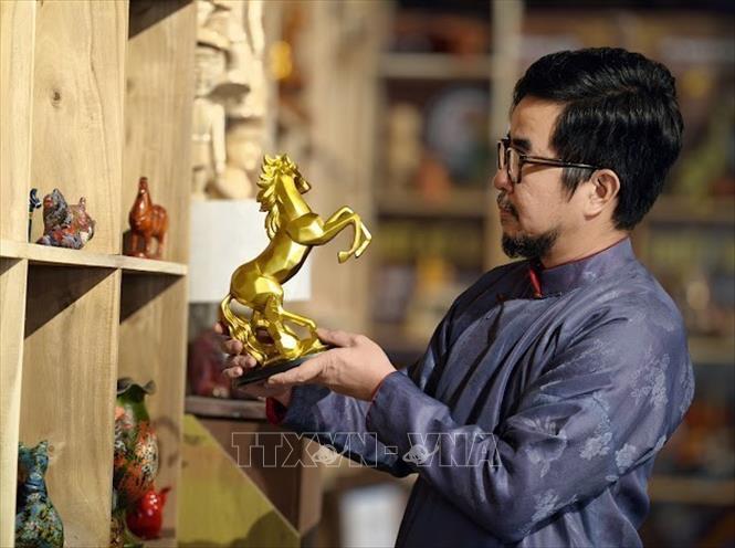 Một sản phẩm hoàn thiện của Nghệ nhân ưu tú Nguyễn Tấn Phát . Ảnh: Quốc Lũy - TTXVN