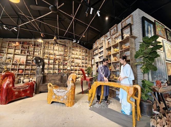 Nghệ nhân ưu tú Nguyễn Tấn Phát khởi xướng và trực tiếp chế tác  bộ sưu tập 