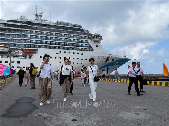 Con tàu khởi hành từ Guangzhou (Trung Quốc) chở theo 2.613 du khách cùng 732 thuyền viên khách quốc tế cập Cảng Chân Mây. Ảnh: Văn Dũng-TTXVN